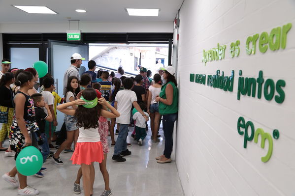 Inauguración de la UVA La Cordialidad
Inauguración de la UVA La Cordialidad
Fecha: Agosto 9 de 2016
Para descargar esta fotografía en alta resolución, haga clic sobre la imagen hasta que la misma se despliegue en la pantalla completa; luego dé clic derecho y elija la opción "guardar imagen como". 
En caso de publicación por cualquier medio, solicitamos acompañarla del crédito: "Foto EPM"
Palabras clave: Inauguración UVA Cordialidad
