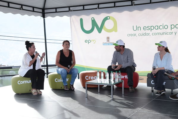 Inauguración de la UVA La Cordialidad
Inauguración de la UVA La Cordialidad
Fecha: Agosto 9 de 2016
Para descargar esta fotografía en alta resolución, haga clic sobre la imagen hasta que la misma se despliegue en la pantalla completa; luego dé clic derecho y elija la opción "guardar imagen como". 
En caso de publicación por cualquier medio, solicitamos acompañarla del crédito: "Foto EPM"
Palabras clave: Inauguración UVA Cordialidad