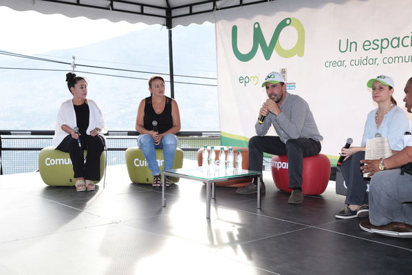 Inauguración de la UVA La Cordialidad
Inauguración de la UVA La Cordialidad
Fecha: Agosto 9 de 2016
Para descargar esta fotografía en alta resolución, haga clic sobre la imagen hasta que la misma se despliegue en la pantalla completa; luego dé clic derecho y elija la opción "guardar imagen como". 
En caso de publicación por cualquier medio, solicitamos acompañarla del crédito: "Foto EPM"
Palabras clave: Inauguración UVA Cordialidad