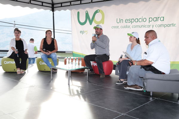Inauguración de la UVA La Cordialidad
Inauguración de la UVA La Cordialidad
Fecha: Agosto 9 de 2016
Para descargar esta fotografía en alta resolución, haga clic sobre la imagen hasta que la misma se despliegue en la pantalla completa; luego dé clic derecho y elija la opción "guardar imagen como". 
En caso de publicación por cualquier medio, solicitamos acompañarla del crédito: "Foto EPM"
Palabras clave: Inauguración UVA Cordialidad