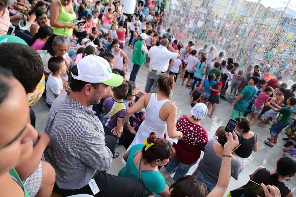 Inauguración de la UVA La Cordialidad
Inauguración de la UVA La Cordialidad
Fecha: Agosto 9 de 2016
Para descargar esta fotografía en alta resolución, haga clic sobre la imagen hasta que la misma se despliegue en la pantalla completa; luego dé clic derecho y elija la opción "guardar imagen como". 
En caso de publicación por cualquier medio, solicitamos acompañarla del crédito: "Foto EPM"
Palabras clave: Inauguración UVA Cordialidad