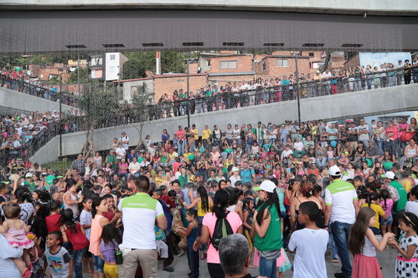 Inauguración de la UVA La Cordialidad
Inauguración de la UVA La Cordialidad
Fecha: Agosto 9 de 2016
Para descargar esta fotografía en alta resolución, haga clic sobre la imagen hasta que la misma se despliegue en la pantalla completa; luego dé clic derecho y elija la opción "guardar imagen como". 
En caso de publicación por cualquier medio, solicitamos acompañarla del crédito: "Foto EPM"
Palabras clave: Inauguración UVA Cordialidad