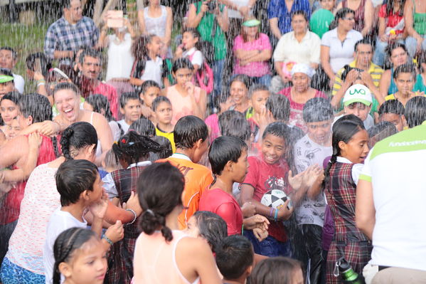 Inauguración de la UVA La Cordialidad
Inauguración de la UVA La Cordialidad
Fecha: Agosto 9 de 2016
Para descargar esta fotografía en alta resolución, haga clic sobre la imagen hasta que la misma se despliegue en la pantalla completa; luego dé clic derecho y elija la opción "guardar imagen como". 
En caso de publicación por cualquier medio, solicitamos acompañarla del crédito: "Foto EPM"
Palabras clave: Inauguración UVA Cordialidad