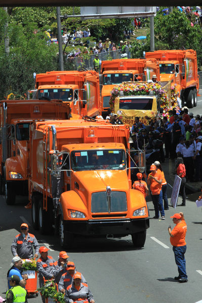 Desfile de silleteros
Desfile de silleteros
Fecha: Agosto 10 de 2014
Para descargar esta fotografía en alta resolución, haga clic sobre la imagen hasta que la misma se despliegue en la pantalla completa; luego dé clic derecho y elija la opción "guardar imagen como". 
En caso de publicación por cualquier medio, solicitamos acompañarla del crédito: "Foto EPM"
Palabras clave: Desfile silleteros