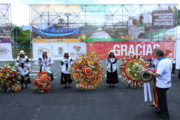 Desfile de silleteros
Desfile de silleteros
Fecha: Agosto 10 de 2014
Para descargar esta fotografía en alta resolución, haga clic sobre la imagen hasta que la misma se despliegue en la pantalla completa; luego dé clic derecho y elija la opción "guardar imagen como". 
En caso de publicación por cualquier medio, solicitamos acompañarla del crédito: "Foto EPM"
Palabras clave: Desfile silleteros