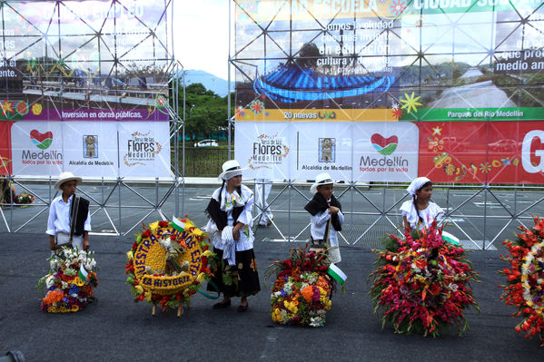 Desfile de silleteros
Desfile de silleteros
Fecha: Agosto 10 de 2014
Para descargar esta fotografía en alta resolución, haga clic sobre la imagen hasta que la misma se despliegue en la pantalla completa; luego dé clic derecho y elija la opción "guardar imagen como". 
En caso de publicación por cualquier medio, solicitamos acompañarla del crédito: "Foto EPM"
Palabras clave: Desfile silleteros
