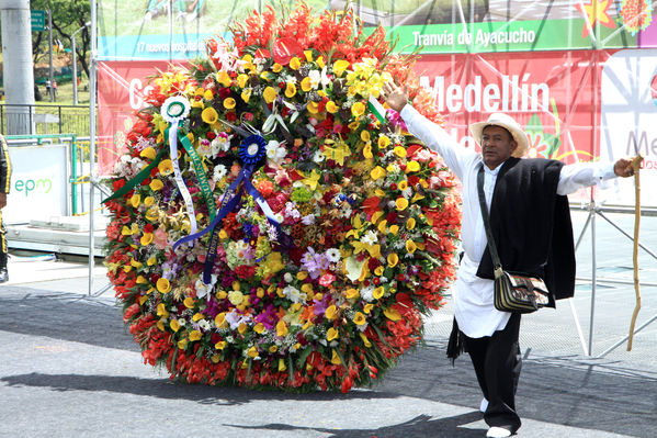 Desfile de silleteros
Desfile de silleteros
Fecha: Agosto 10 de 2014
Para descargar esta fotografía en alta resolución, haga clic sobre la imagen hasta que la misma se despliegue en la pantalla completa; luego dé clic derecho y elija la opción "guardar imagen como". 
En caso de publicación por cualquier medio, solicitamos acompañarla del crédito: "Foto EPM"
Palabras clave: Desfile silleteros