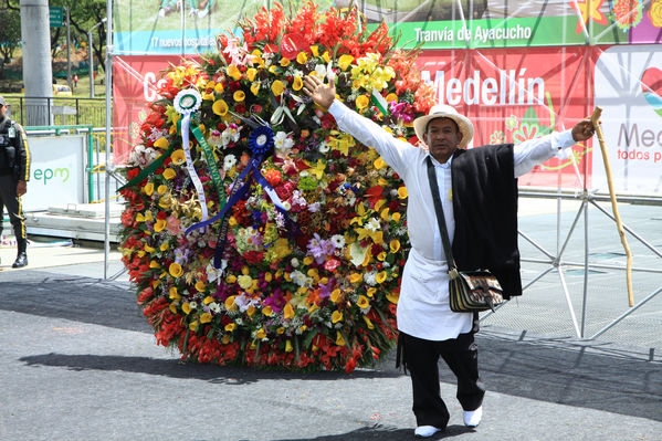 Desfile de silleteros
Desfile de silleteros
Fecha: Agosto 10 de 2014
Para descargar esta fotografía en alta resolución, haga clic sobre la imagen hasta que la misma se despliegue en la pantalla completa; luego dé clic derecho y elija la opción "guardar imagen como". 
En caso de publicación por cualquier medio, solicitamos acompañarla del crédito: "Foto EPM"
Palabras clave: Desfile silleteros