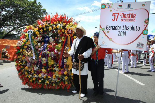 Desfile de silleteros
Desfile de silleteros
Fecha: Agosto 10 de 2014
Para descargar esta fotografía en alta resolución, haga clic sobre la imagen hasta que la misma se despliegue en la pantalla completa; luego dé clic derecho y elija la opción "guardar imagen como". 
En caso de publicación por cualquier medio, solicitamos acompañarla del crédito: "Foto EPM"
Palabras clave: Desfile silleteros