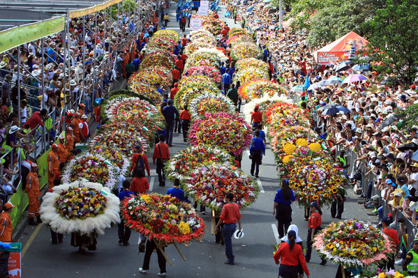 Desfile de silleteros
Desfile de silleteros
Fecha: Agosto 10 de 2014
Para descargar esta fotografía en alta resolución, haga clic sobre la imagen hasta que la misma se despliegue en la pantalla completa; luego dé clic derecho y elija la opción "guardar imagen como". 
En caso de publicación por cualquier medio, solicitamos acompañarla del crédito: "Foto EPM"
Palabras clave: Desfile silleteros