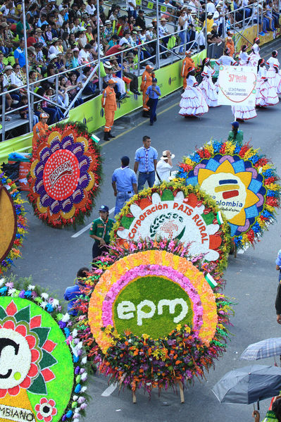 Desfile de silleteros
Desfile de silleteros
Fecha: Agosto 10 de 2014
Para descargar esta fotografía en alta resolución, haga clic sobre la imagen hasta que la misma se despliegue en la pantalla completa; luego dé clic derecho y elija la opción "guardar imagen como". 
En caso de publicación por cualquier medio, solicitamos acompañarla del crédito: "Foto EPM"
Palabras clave: Desfile silleteros