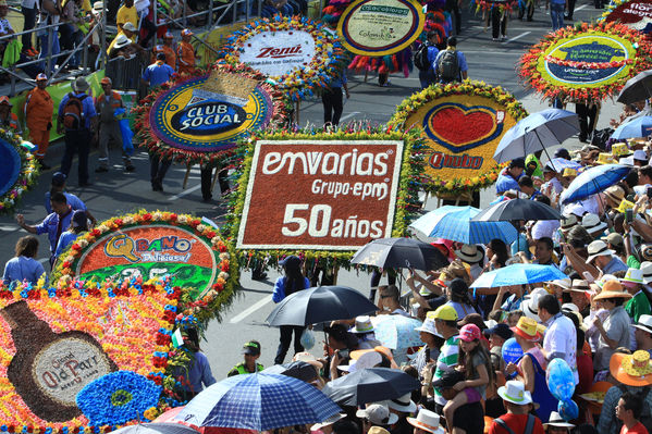 Desfile de silleteros
Desfile de silleteros
Fecha: Agosto 10 de 2014
Para descargar esta fotografía en alta resolución, haga clic sobre la imagen hasta que la misma se despliegue en la pantalla completa; luego dé clic derecho y elija la opción "guardar imagen como". 
En caso de publicación por cualquier medio, solicitamos acompañarla del crédito: "Foto EPM"
Palabras clave: Desfile silleteros