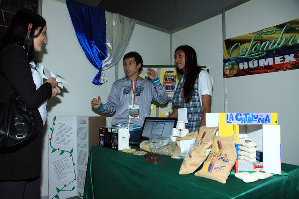 Feria de ciencia. Expojoven 2013
Feria de ciencia. Expojoven 2013
Fecha: Agosto 12 de 2013. 
Para descargar esta fotografía en alta resolución, haga clic sobre la imagen hasta que la misma se despliegue en la pantalla completa; luego dé clic derecho y elija la opción "guardar imagen como". 
En caso de publicación por cualquier medio, solicitamos acompañarla del crédito: "Cortesía EPM".
Palabras clave: Feria ciencia Expojoven 2013