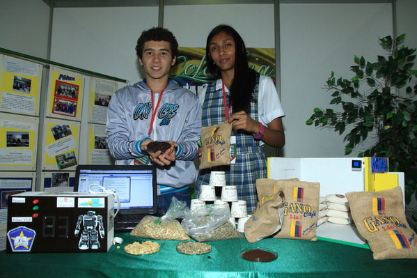 Feria de ciencia. Expojoven 2013
Feria de ciencia. Expojoven 2013
Fecha: Agosto 12 de 2013. 
Para descargar esta fotografía en alta resolución, haga clic sobre la imagen hasta que la misma se despliegue en la pantalla completa; luego dé clic derecho y elija la opción "guardar imagen como". 
En caso de publicación por cualquier medio, solicitamos acompañarla del crédito: "Cortesía EPM".
Palabras clave: Feria ciencia Expojoven 2013