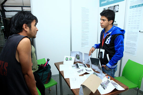 Feria de ciencia. Expojoven 2013
Feria de ciencia. Expojoven 2013
Fecha: Agosto 12 de 2013. 
Para descargar esta fotografía en alta resolución, haga clic sobre la imagen hasta que la misma se despliegue en la pantalla completa; luego dé clic derecho y elija la opción "guardar imagen como". 
En caso de publicación por cualquier medio, solicitamos acompañarla del crédito: "Cortesía EPM".
Palabras clave: Feria ciencia Expojoven 2013