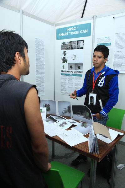 Feria de ciencia. Expojoven 2013
Feria de ciencia. Expojoven 2013
Fecha: Agosto 12 de 2013. 
Para descargar esta fotografía en alta resolución, haga clic sobre la imagen hasta que la misma se despliegue en la pantalla completa; luego dé clic derecho y elija la opción "guardar imagen como". 
En caso de publicación por cualquier medio, solicitamos acompañarla del crédito: "Cortesía EPM".
Palabras clave: Feria ciencia Expojoven 2013