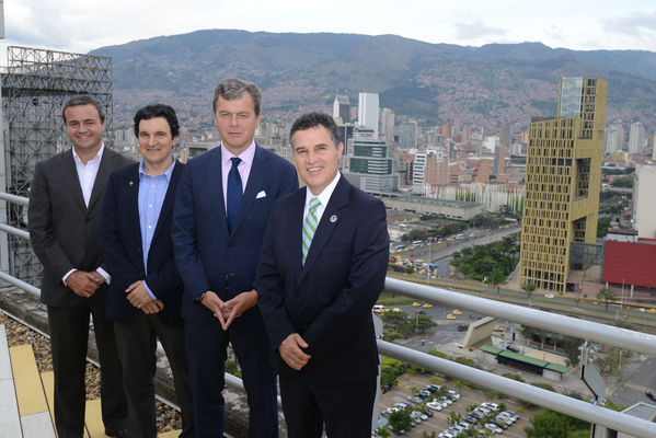 Fusión Une Millicom 
Fusión Une Millicom 
Fecha: Agosto 19 de 2014
Esteban Iriarte. Presidente de UNE. Juan Esteban Calle Restrepo. Gerente de EPM. Hans-Holger Albrecht. CEO de Millicom y Aníbal Gaviria. Alcalde de Medellín.
Para descargar esta fotografía en alta resolución, haga clic sobre la imagen hasta que la misma se despliegue en la pantalla completa; luego dé clic derecho y elija la opción "guardar imagen como". 
En caso de publicación por cualquier medio, solicitamos acompaña
Palabras clave: Fusión Une Millicom directivos Esteban Iriarte Presidente UNE Juan Esteban Calle Restrepo Gerente EPM Hans-Holger Albrecht CEO Millicom Aníbal Gaviria Alcalde Medellín