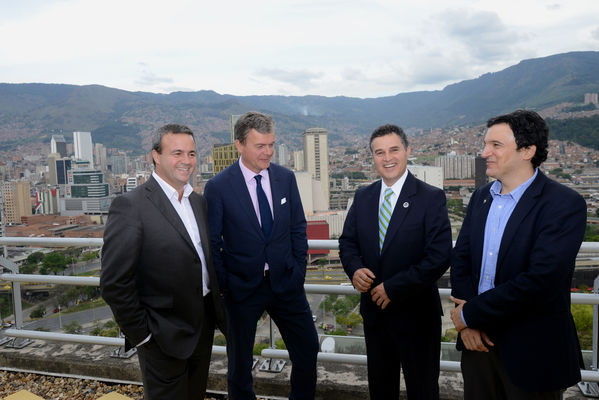 Fusión Une Millicom 
Fusión Une Millicom 
Fecha: Agosto 19 de 2014
Esteban Iriarte. Presidente de UNE. Hans-Holger Albrecht. CEO de Millicom. Aníbal Gaviria. Alcalde de Medellín y Juan Esteban Calle Restrepo. Gerente de EPM.
Para descargar esta fotografía en alta resolución, haga clic sobre la imagen hasta que la misma se despliegue en la pantalla completa; luego dé clic derecho y elija la opción "guardar imagen como". 
En caso de publicación por cualquier medio, solicitamos acompañarla del crédito: "Foto EPM"
Palabras clave: Fusión Une Millicom directivos Esteban Iriarte Presidente UNE Juan Esteban Calle Restrepo Gerente EPM Hans-Holger Albrecht CEO Millicom Aníbal Gaviria Alcalde Medellín