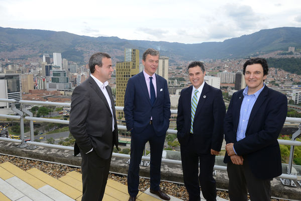 Fusión Une Millicom 
Fusión Une Millicom 
Fecha: Agosto 19 de 2014
Esteban Iriarte. Presidente de UNE. Hans-Holger Albrecht. CEO de Millicom. Aníbal Gaviria. Alcalde de Medellín y Juan Esteban Calle Restrepo. Gerente de EPM.
Para descargar esta fotografía en alta resolución, haga clic sobre la imagen hasta que la misma se despliegue en la pantalla completa; luego dé clic derecho y elija la opción "guardar imagen como". 
En caso de publicación por cualquier medio, solicitamos acompañarla del crédito: "Foto EPM"
Palabras clave: Fusión Une Millicom directivos Esteban Iriarte Presidente UNE Juan Esteban Calle Restrepo Gerente EPM Hans-Holger Albrecht CEO Millicom Aníbal Gaviria Alcalde Medellín