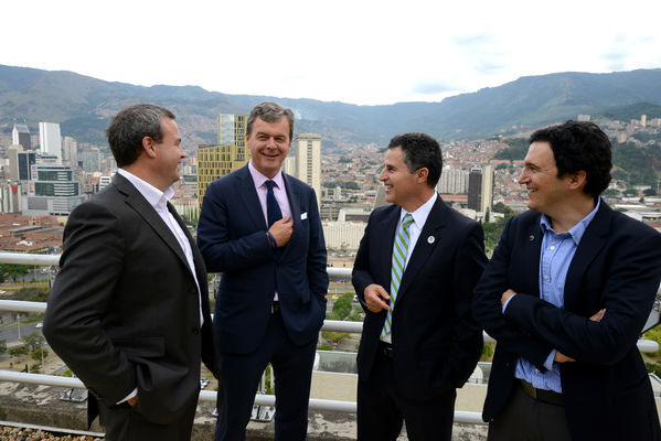 Fusión Une Millicom 
Fusión Une Millicom 
Fecha: Agosto 19 de 2014
Esteban Iriarte. Presidente de UNE. Hans-Holger Albrecht. CEO de Millicom. Aníbal Gaviria. Alcalde de Medellín y Juan Esteban Calle Restrepo. Gerente de EPM.
Para descargar esta fotografía en alta resolución, haga clic sobre la imagen hasta que la misma se despliegue en la pantalla completa; luego dé clic derecho y elija la opción "guardar imagen como". 
En caso de publicación por cualquier medio, solicitamos acompañarla del crédito: "Foto EPM"
Palabras clave: Fusión Une Millicom  Esteban Iriarte Presidente UNE Juan Esteban Calle Restrepo Gerente EPM Hans-Holger Albrecht CEO Millicom Aníbal Gaviria Alcalde Medellín