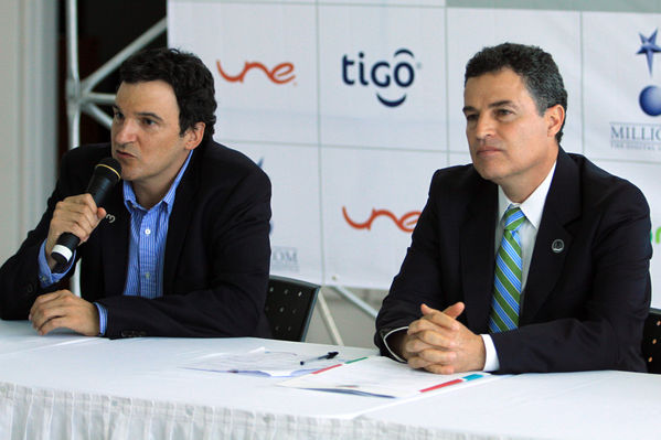 Fusión Une Millicom 
Fusión Une Millicom 
Fecha: Agosto 19 de 2014
Para descargar esta fotografía en alta resolución, haga clic sobre la imagen hasta que la misma se despliegue en la pantalla completa; luego dé clic derecho y elija la opción "guardar imagen como". 
En caso de publicación por cualquier medio, solicitamos acompañarla del crédito: "Foto EPM"

Palabras clave: Fusión Une Millicom