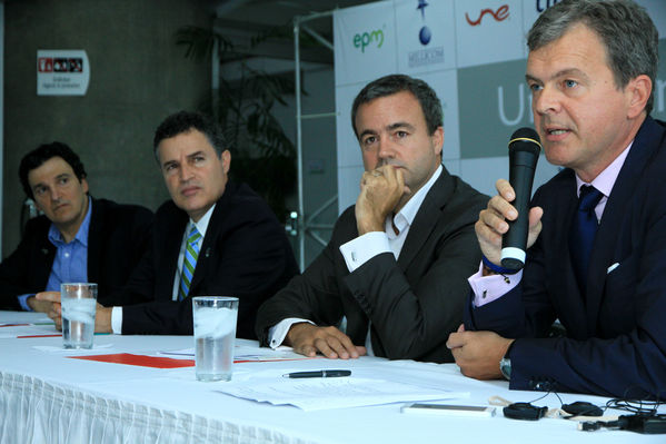 Fusión Une Millicom 
Fusión Une Millicom 
Fecha: Agosto 19 de 2014
Para descargar esta fotografía en alta resolución, haga clic sobre la imagen hasta que la misma se despliegue en la pantalla completa; luego dé clic derecho y elija la opción "guardar imagen como". 
En caso de publicación por cualquier medio, solicitamos acompañarla del crédito: "Foto EPM"

Palabras clave: Fusión Une Millicom