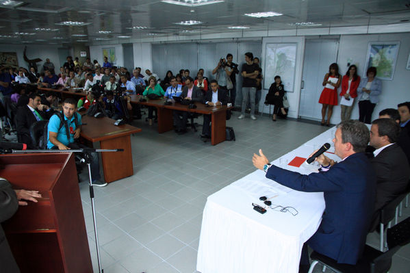 Fusión Une Millicom 
Fusión Une Millicom 
Fecha: Agosto 19 de 2014
Para descargar esta fotografía en alta resolución, haga clic sobre la imagen hasta que la misma se despliegue en la pantalla completa; luego dé clic derecho y elija la opción "guardar imagen como". 
En caso de publicación por cualquier medio, solicitamos acompañarla del crédito: "Foto EPM"

Palabras clave: Fusión Une Millicom