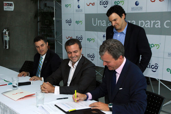 Fusión Une Millicom 
Fusión Une Millicom 
Fecha: Agosto 19 de 2014
Para descargar esta fotografía en alta resolución, haga clic sobre la imagen hasta que la misma se despliegue en la pantalla completa; luego dé clic derecho y elija la opción "guardar imagen como". 
En caso de publicación por cualquier medio, solicitamos acompañarla del crédito: "Foto EPM"

Palabras clave: Fusión Une Millicom