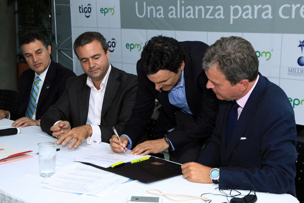 Fusión Une Millicom 
Fusión Une Millicom 
Fecha: Agosto 19 de 2014
Para descargar esta fotografía en alta resolución, haga clic sobre la imagen hasta que la misma se despliegue en la pantalla completa; luego dé clic derecho y elija la opción "guardar imagen como". 
En caso de publicación por cualquier medio, solicitamos acompañarla del crédito: "Foto EPM"

Palabras clave: Fusión Une Millicom