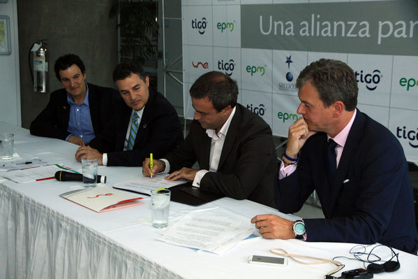Fusión Une Millicom 
Fusión Une Millicom 
Fecha: Agosto 19 de 2014
Para descargar esta fotografía en alta resolución, haga clic sobre la imagen hasta que la misma se despliegue en la pantalla completa; luego dé clic derecho y elija la opción "guardar imagen como". 
En caso de publicación por cualquier medio, solicitamos acompañarla del crédito: "Foto EPM"

Palabras clave: Fusión Une Millicom