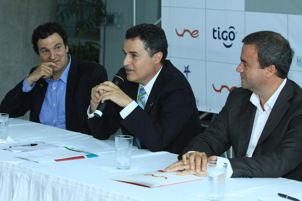 Fusión Une Millicom 
Fusión Une Millicom 
Fecha: Agosto 19 de 2014
Para descargar esta fotografía en alta resolución, haga clic sobre la imagen hasta que la misma se despliegue en la pantalla completa; luego dé clic derecho y elija la opción "guardar imagen como". 
En caso de publicación por cualquier medio, solicitamos acompañarla del crédito: "Foto EPM"

Palabras clave: Fusión Une Millicom