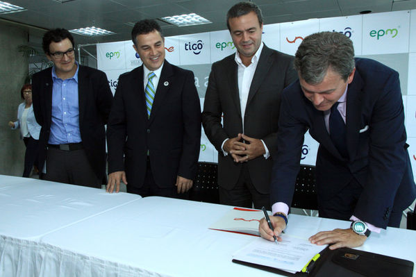 Fusión Une Millicom 
Fusión Une Millicom 
Fecha: Agosto 19 de 2014
Para descargar esta fotografía en alta resolución, haga clic sobre la imagen hasta que la misma se despliegue en la pantalla completa; luego dé clic derecho y elija la opción "guardar imagen como". 
En caso de publicación por cualquier medio, solicitamos acompañarla del crédito: "Foto EPM"

Palabras clave: Fusión Une Millicom
