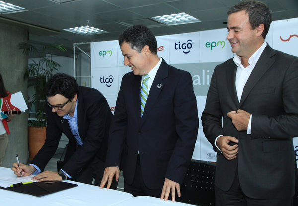 Fusión Une Millicom 
Fusión Une Millicom 
Fecha: Agosto 19 de 2014
Para descargar esta fotografía en alta resolución, haga clic sobre la imagen hasta que la misma se despliegue en la pantalla completa; luego dé clic derecho y elija la opción "guardar imagen como". 
En caso de publicación por cualquier medio, solicitamos acompañarla del crédito: "Foto EPM"

Palabras clave: Fusión Une Millicom