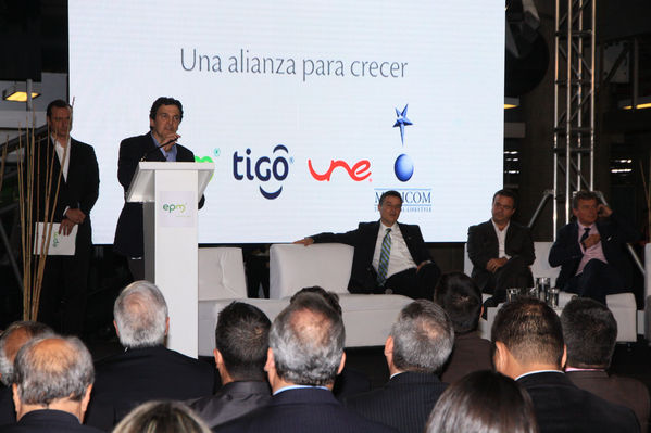 Fusión Une Millicom 
Fusión Une Millicom 
Fecha: Agosto 19 de 2014
Para descargar esta fotografía en alta resolución, haga clic sobre la imagen hasta que la misma se despliegue en la pantalla completa; luego dé clic derecho y elija la opción "guardar imagen como". 
En caso de publicación por cualquier medio, solicitamos acompañarla del crédito: "Foto EPM"

Palabras clave: Fusión Une Millicom