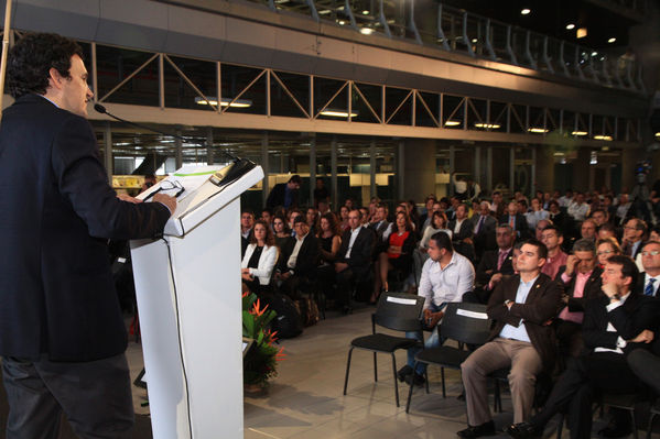 Fusión Une Millicom 
Fusión Une Millicom 
Fecha: Agosto 19 de 2014
Para descargar esta fotografía en alta resolución, haga clic sobre la imagen hasta que la misma se despliegue en la pantalla completa; luego dé clic derecho y elija la opción "guardar imagen como". 
En caso de publicación por cualquier medio, solicitamos acompañarla del crédito: "Foto EPM"

Palabras clave: Fusión Une Millicom