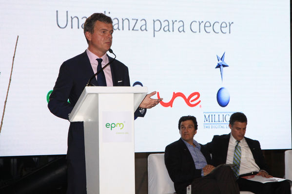 Fusión Une Millicom 
Fusión Une Millicom 
Fecha: Agosto 19 de 2014
Para descargar esta fotografía en alta resolución, haga clic sobre la imagen hasta que la misma se despliegue en la pantalla completa; luego dé clic derecho y elija la opción "guardar imagen como". 
En caso de publicación por cualquier medio, solicitamos acompañarla del crédito: "Foto EPM"

Palabras clave: Fusión Une Millicom