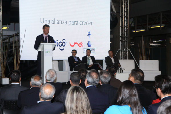 Fusión Une Millicom 
Fusión Une Millicom 
Fecha: Agosto 19 de 2014
Para descargar esta fotografía en alta resolución, haga clic sobre la imagen hasta que la misma se despliegue en la pantalla completa; luego dé clic derecho y elija la opción "guardar imagen como". 
En caso de publicación por cualquier medio, solicitamos acompañarla del crédito: "Foto EPM"

Palabras clave: Fusión Une Millicom