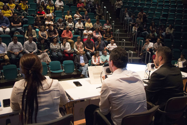 Programa radial Aló EPM
Fecha: Agosto 26 de 2016
Para descargar esta fotografía en alta resolución, haga clic sobre la imagen hasta que la misma se despliegue en la pantalla completa; luego dé clic derecho y elija la opción "guardar imagen como". 
En caso de publicación por cualquier medio, solicitamos acompañarla del crédito: "Foto EPM"
Palabras clave: Programa radial Aló EPM