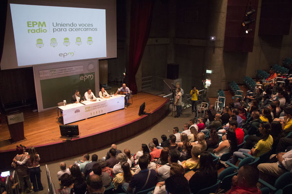 Programa radial Aló EPM
Fecha: Agosto 26 de 2016
Para descargar esta fotografía en alta resolución, haga clic sobre la imagen hasta que la misma se despliegue en la pantalla completa; luego dé clic derecho y elija la opción "guardar imagen como". 
En caso de publicación por cualquier medio, solicitamos acompañarla del crédito: "Foto EPM"
Palabras clave: Programa radial Aló EPM