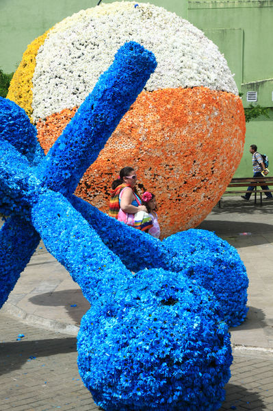 Gigantes de flores
Gigantes de flores
Fecha: Agosto 6 de 2013. 
Para descargar esta fotografía en alta resolución, haga clic sobre la imagen hasta que la misma se despliegue en la pantalla completa; luego dé clic derecho y elija la opción "guardar imagen como". 
En caso de publicación por cualquier medio, solicitamos acompañarla del crédito: "Cortesía EPM".
Palabras clave: Gigantes  flores catapiz Biblioteca España Santo Domingo