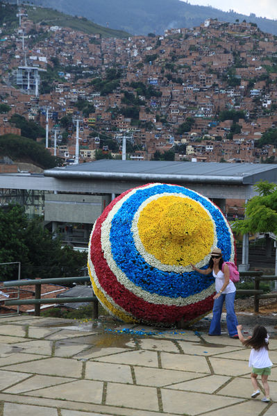 Gigantes de flores
Gigantes de flores
Fecha: Agosto 6 de 2013. 
Para descargar esta fotografía en alta resolución, haga clic sobre la imagen hasta que la misma se despliegue en la pantalla completa; luego dé clic derecho y elija la opción "guardar imagen como". 
En caso de publicación por cualquier medio, solicitamos acompañarla del crédito: "Cortesía EPM".
Palabras clave: Gigantes  flores Trompo San Javier