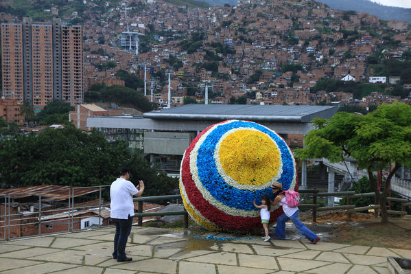 Gigantes de flores
Gigantes de flores
Fecha: Agosto 6 de 2013. 
Para descargar esta fotografía en alta resolución, haga clic sobre la imagen hasta que la misma se despliegue en la pantalla completa; luego dé clic derecho y elija la opción "guardar imagen como". 
En caso de publicación por cualquier medio, solicitamos acompañarla del crédito: "Cortesía EPM".
Palabras clave: Gigantes  flores Trompo San Javier