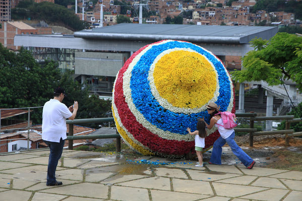 Gigantes de flores
Gigantes de flores
Fecha: Agosto 6 de 2013. 
Para descargar esta fotografía en alta resolución, haga clic sobre la imagen hasta que la misma se despliegue en la pantalla completa; luego dé clic derecho y elija la opción "guardar imagen como". 
En caso de publicación por cualquier medio, solicitamos acompañarla del crédito: "Cortesía EPM".
Palabras clave: Gigantes  flores Trompo San Javier