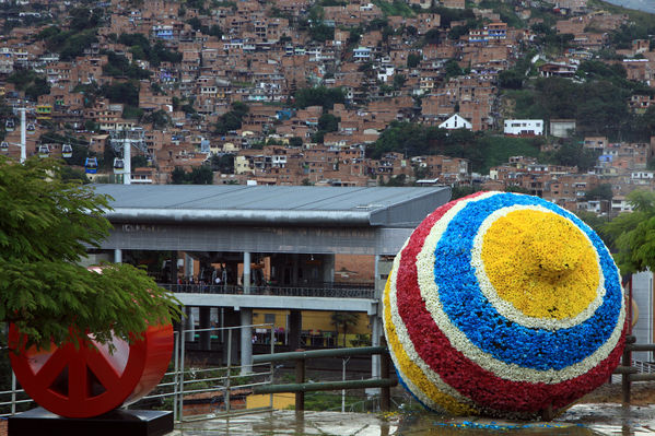 Gigantes de flores
Gigantes de flores
Fecha: Agosto 6 de 2013. 
Para descargar esta fotografía en alta resolución, haga clic sobre la imagen hasta que la misma se despliegue en la pantalla completa; luego dé clic derecho y elija la opción "guardar imagen como". 
En caso de publicación por cualquier medio, solicitamos acompañarla del crédito: "Cortesía EPM".
Palabras clave: Gigantes  flores Trompo San Javier