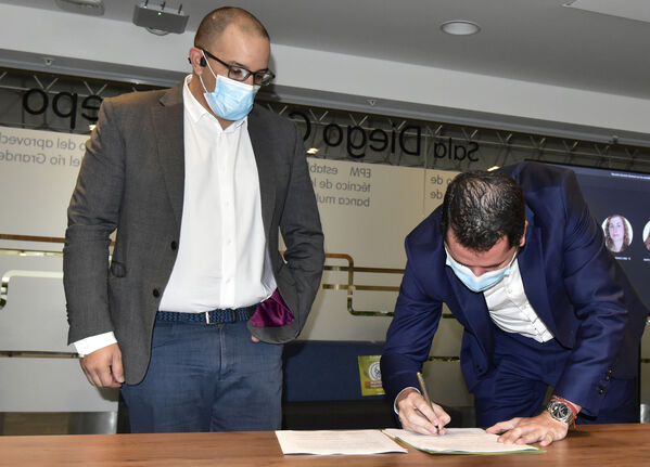 Reunión de las directivas de EPM con los alcaldes del sur del Área Metropolitana para la firma de convenio.
Reunión de las directivas de EPM con los alcaldes del sur del Área Metropolitana para la firma de convenio.
Fecha: 11 Agosto 2021
Para descargar esta fotografía en alta resolución, haga clic sobre la imagen hasta que la misma se despliegue en la pantalla completa; luego dé clic derecho y elija la opción "guardar imagen como". 
En caso de publicación por cualquier medio, solicitamos acompañarla del crédito: "Foto EPM"
Palabras clave: Reunión directivas EPM alcaldes sur Área Metropolitana firma convenio