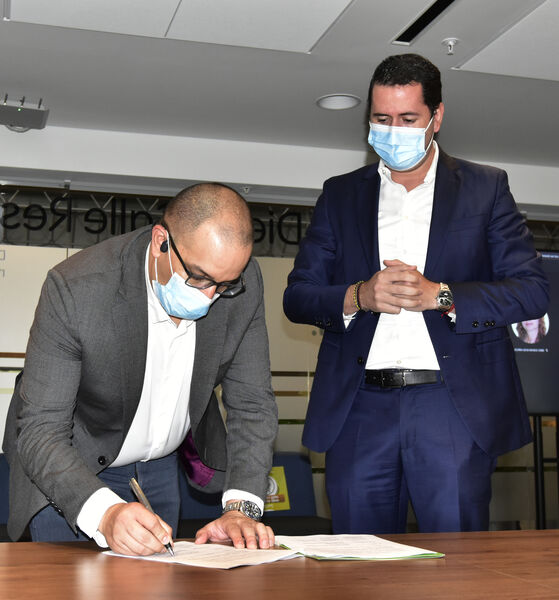 Reunión de las directivas de EPM con los alcaldes del sur del Área Metropolitana para la firma de convenio.
Reunión de las directivas de EPM con los alcaldes del sur del Área Metropolitana para la firma de convenio.
Fecha: 11 Agosto 2021
Para descargar esta fotografía en alta resolución, haga clic sobre la imagen hasta que la misma se despliegue en la pantalla completa; luego dé clic derecho y elija la opción "guardar imagen como". 
En caso de publicación por cualquier medio, solicitamos acompañarla del crédito: "Foto EPM"
Palabras clave: Reunión directivas EPM alcaldes sur Área Metropolitana firma convenio