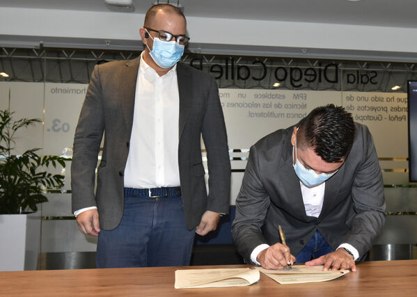 Reunión de las directivas de EPM con los alcaldes del sur del Área Metropolitana para la firma de convenio.
Reunión de las directivas de EPM con los alcaldes del sur del Área Metropolitana para la firma de convenio.
Fecha: 11 Agosto 2021
Para descargar esta fotografía en alta resolución, haga clic sobre la imagen hasta que la misma se despliegue en la pantalla completa; luego dé clic derecho y elija la opción "guardar imagen como". 
En caso de publicación por cualquier medio, solicitamos acompañarla del crédito: "Foto EPM"
Palabras clave: Reunión directivas EPM alcaldes sur Área Metropolitana firma convenio