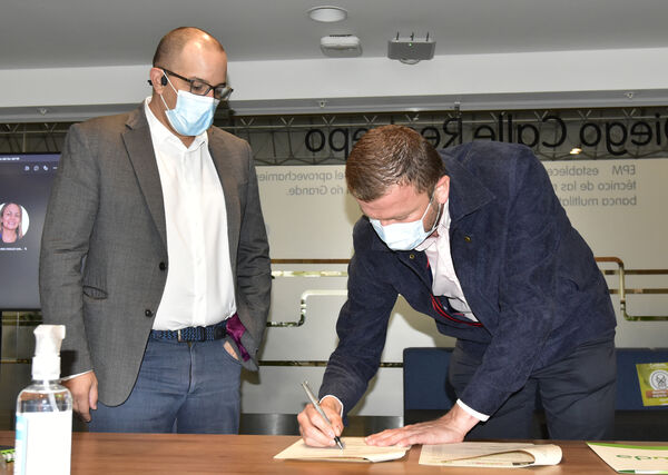 Reunión de las directivas de EPM con los alcaldes del sur del Área Metropolitana para la firma de convenio.
Reunión de las directivas de EPM con los alcaldes del sur del Área Metropolitana para la firma de convenio.
Fecha: 11 Agosto 2021
Para descargar esta fotografía en alta resolución, haga clic sobre la imagen hasta que la misma se despliegue en la pantalla completa; luego dé clic derecho y elija la opción "guardar imagen como". 
En caso de publicación por cualquier medio, solicitamos acompañarla del crédito: "Foto EPM"
Palabras clave: Reunión directivas EPM alcaldes sur Área Metropolitana firma convenio