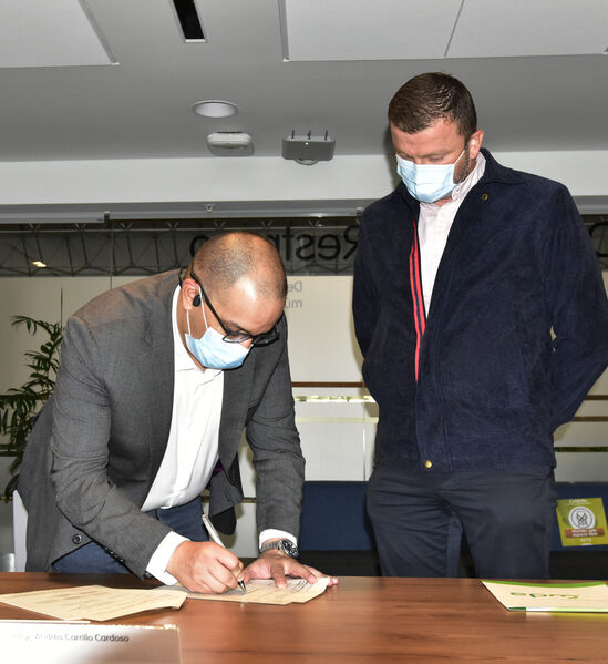 Reunión de las directivas de EPM con los alcaldes del sur del Área Metropolitana para la firma de convenio.
Reunión de las directivas de EPM con los alcaldes del sur del Área Metropolitana para la firma de convenio.
Fecha: 11 Agosto 2021
Para descargar esta fotografía en alta resolución, haga clic sobre la imagen hasta que la misma se despliegue en la pantalla completa; luego dé clic derecho y elija la opción "guardar imagen como". 
En caso de publicación por cualquier medio, solicitamos acompañarla del crédito: "Foto EPM"
Palabras clave: Reunión directivas EPM alcaldes sur Área Metropolitana firma convenio