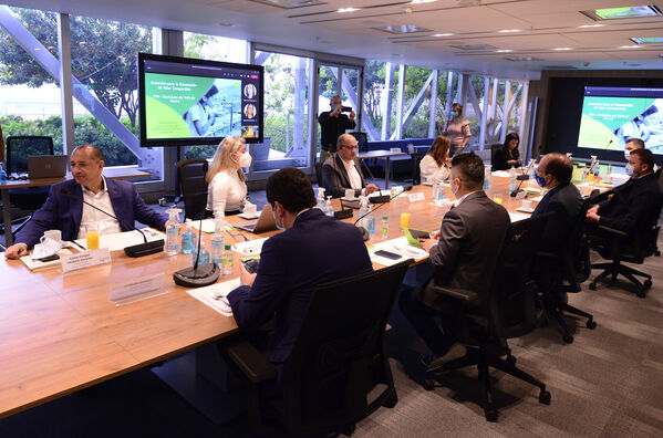 Reunión de las directivas de EPM con los alcaldes del sur del Área Metropolitana para la firma de convenio.
Reunión de las directivas de EPM con los alcaldes del sur del Área Metropolitana para la firma de convenio.
Fecha: 11 Agosto 2021
Para descargar esta fotografía en alta resolución, haga clic sobre la imagen hasta que la misma se despliegue en la pantalla completa; luego dé clic derecho y elija la opción "guardar imagen como". 
En caso de publicación por cualquier medio, solicitamos acompañarla del crédito: "Foto EPM"
Palabras clave: Reunión directivas EPM alcaldes sur Área Metropolitana firma convenio